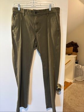 Dockers Men's Olive Green Chino Pants